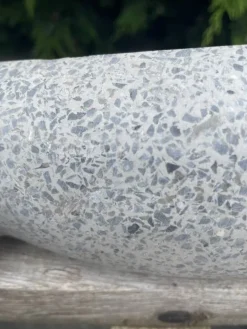 Birdie havefigur i grå Terrazzo med sokkel - 129cm