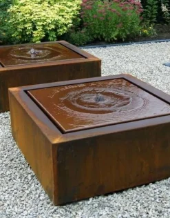 Corten Vandfontæne - Firkantet Vandkunst i rust med LED lys