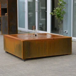 Corten Vandfontæne - Firkantet Vandkunst i rust med LED lys