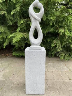 Dansende Par Havefigur i grå Terrazzo med sokkel - H.100cm