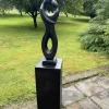 Dansende Par Havefigur i sort Terrazzo med sokkel - H.131cm