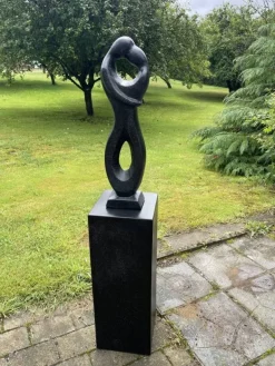 Dansende Par Havefigur i sort Terrazzo med sokkel - H.131cm