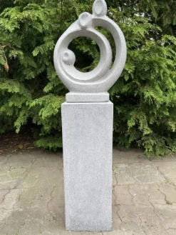 Family - Mor - Far - Barn Skulptur i grå Terrazzo med sokkel - 120cm