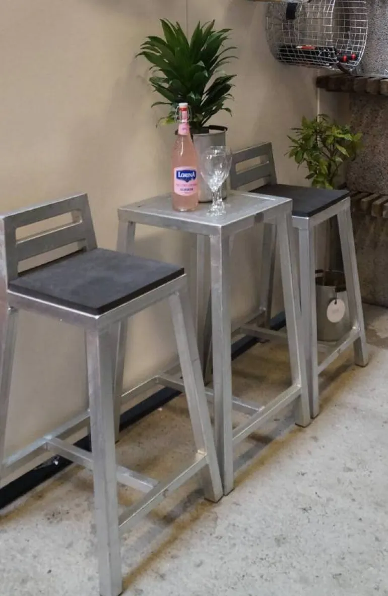 Galvaniseret cafebord med 2stk galvaniserede barstole / Cafesæt