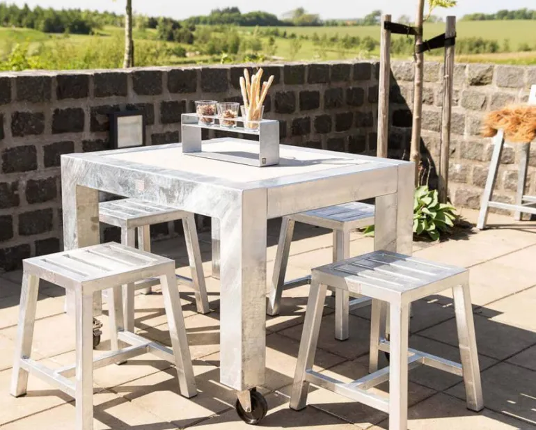 Galvaniseret havebord / spisebord med betonfliser og hjul