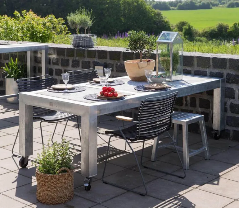 Galvaniseret havebord / spisebord med betonfliser og hjul