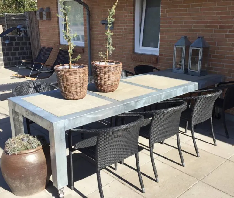 Galvaniseret havebord / spisebord med betonfliser og hjul