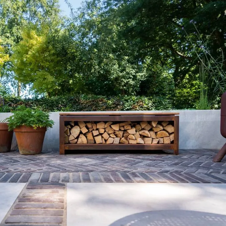 Havebænk i corten stål med brændeskjul og Hardwood sæde - 120cm + 200cm