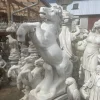 Hest i hvid beton - Stejlende hestefigur 130cm