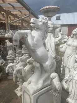 Hest i hvid beton - Stejlende hestefigur 130cm