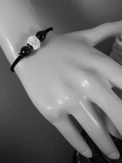 Læderarmbånd med blodsten og krystal