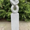 Soulmate havefigur med sokkel - 97cm - Grå Terrazzo