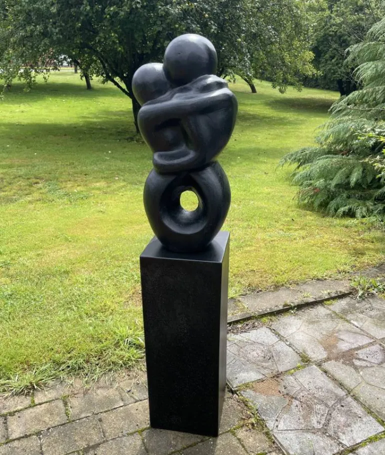 Soulmate haveskulptur med sokkel - sort Terrazzo - 129cm