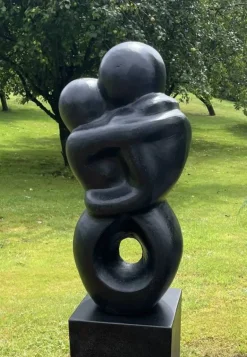 Soulmate haveskulptur med sokkel - sort Terrazzo - 129cm