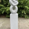 Soulmate haveskulptur med sokkel - grå terrazzo - 129cm
