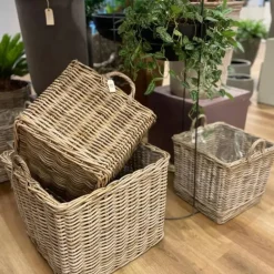 Store firkantede rattan krukker med plastindsats og håndtag