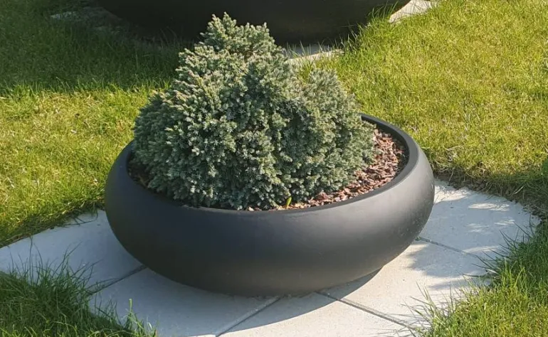 Store runde sorte bowler / lave krukker i fiberstone